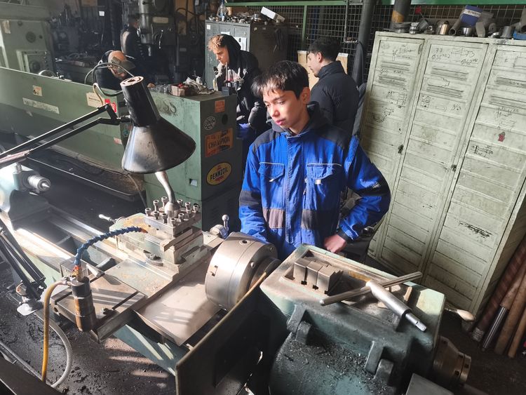 Üzemlátogatáson a gépészek