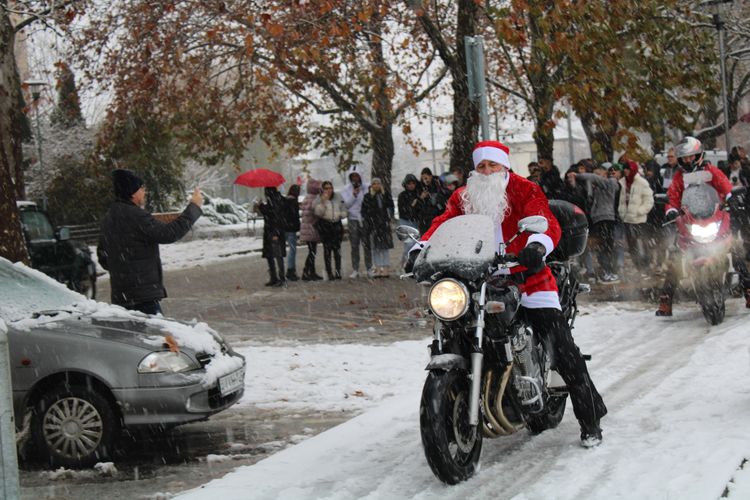 Motoros Mikulások lepték meg a diákokat 