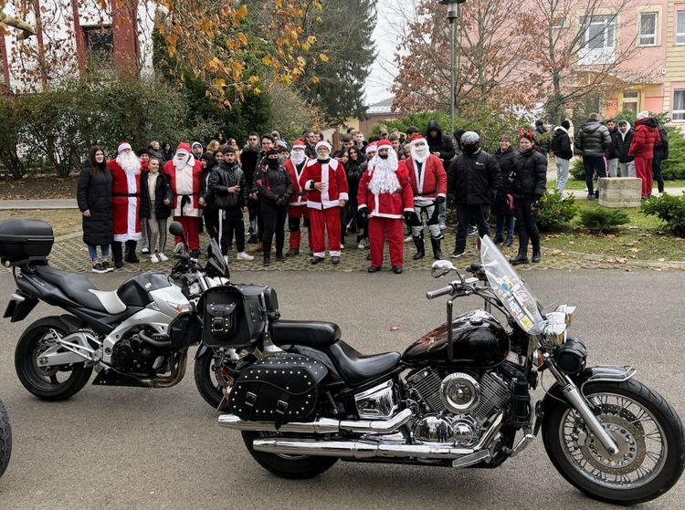 Szaloncukor esőben érkeztek a motoros mikulások