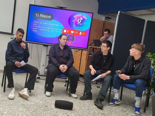 Második lett az iskola csapata az angol prezentációs versenyen