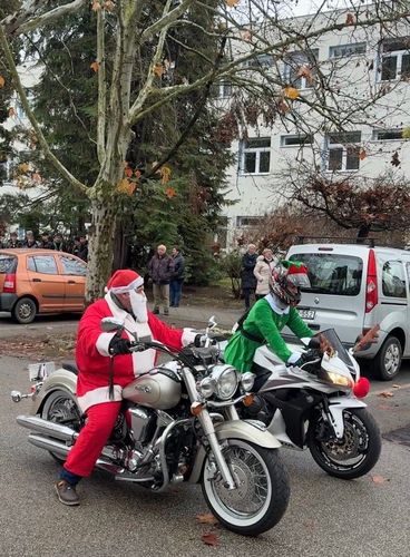 Húsz motoros mikulás járt a NASZI-nál