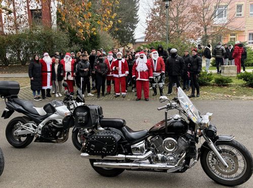 Szaloncukor esőben érkeztek a motoros mikulások